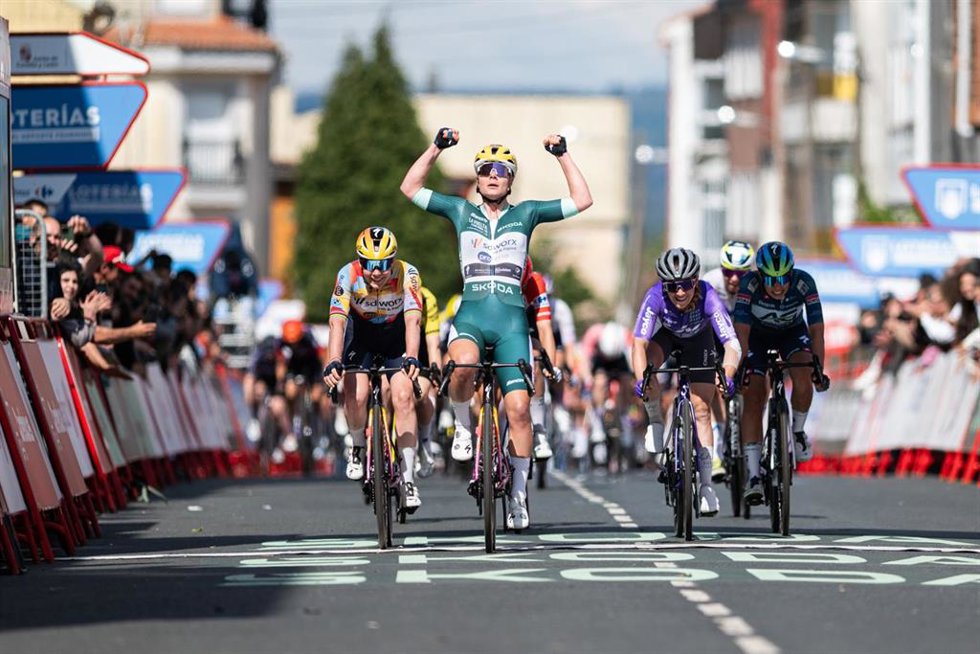 La ciclista belga Lotte Kopecky (Team SD Worx-Protime) ha ganado este miércoles la cuarta etapa de La Vuelta Femenina by Carrefour.Es 2026, disputada entre Monforte de Lemos y Antas de Ulla sobre 115,6 kilómetros