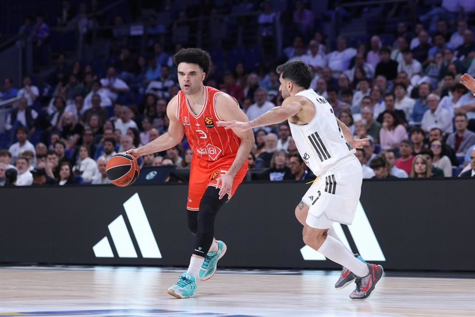 Elijah Bryant y Facundo Campazzo durante un Real Madrid-Hapoel del 'playoff' de la Euroliga 25-26