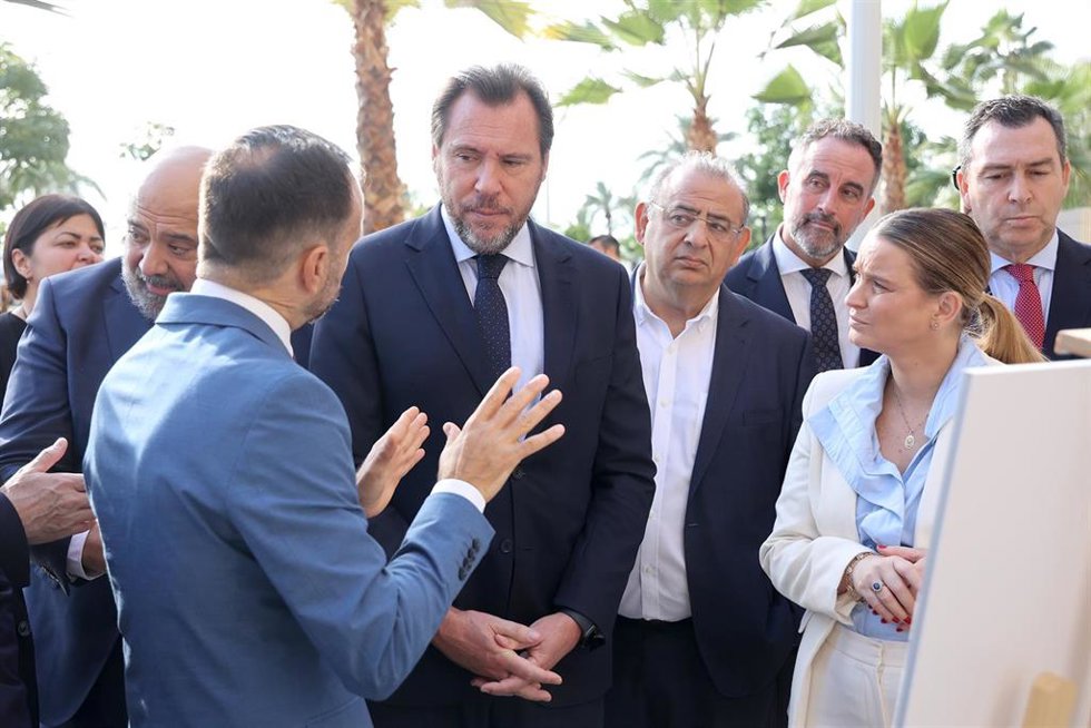 Archivo - El ministro de Transportes y Movilidad Sostenible, Óscar Puente, acompañado por la presidenta de Baleares, Marga Prohens, durante su visita al nuevo Paseo Marítimo de Palma.