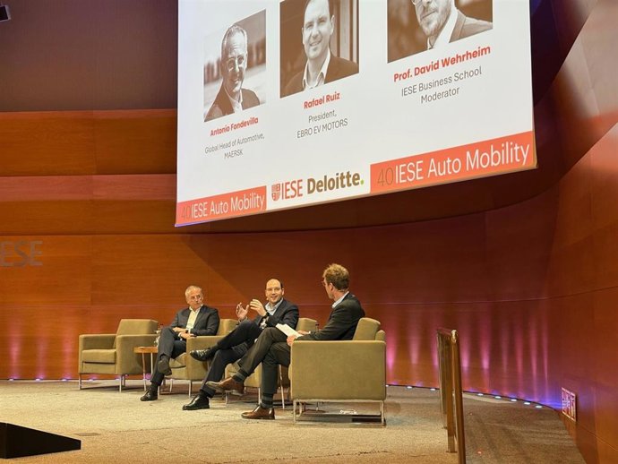 El presidente de Ebro EV Motors, Rafael Ruiz, y el global head of Automotive de Maersk, Antonio Fondevilla, durante la sesión