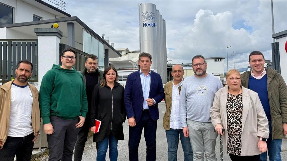 El secretario xeral del PSdeG, José Ramón Gómez Besteiro, se reúne con el Comité de Empresa de la planta de Nestlé en Pontecesures (Pontevedra)