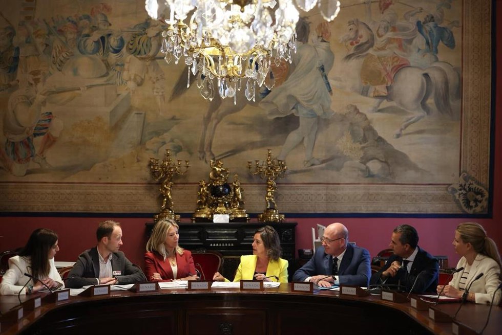 Erik Domínguez y Catalina García (2 y 4i) en la reunión con la portavoz del PP en el Senado y otros miembros de esta Cámara.