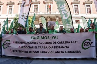 Varias personas durante una concentración de delegados de AEAT por la mejora de sus condiciones laborales, a 6 de mayo de 2026, en Madrid (España). Esta movilización, impulsada principalmente por el sindicato CSIF, es la primera de un calendario de protes