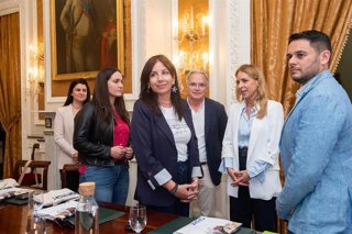La presidenta de la Diputación de Cádiz, Almudena Martínez, recibe a la vicepresidenta segunda y delegada de Transparencia, Recursos Humanos y Transformación Digital en la Diputación de Cádiz, Mónica Castillo, junto a otros representantes de ambos entes