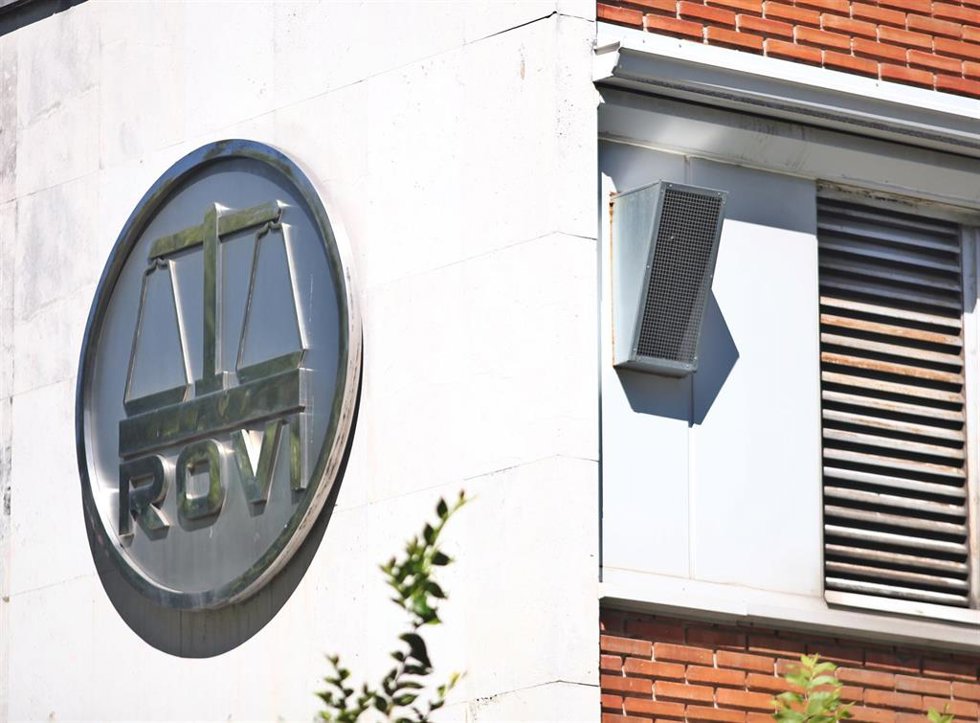 Archivo - Logo de los Laboratorios Farmacéuticos Rovi en sus oficinas en Madrid (España), a 31 de julio de 2020. Rovi registró un beneficio neto de 29,6 millones de euros durante el primer semestre de este año, lo que supone un aumento del 83% respecto al