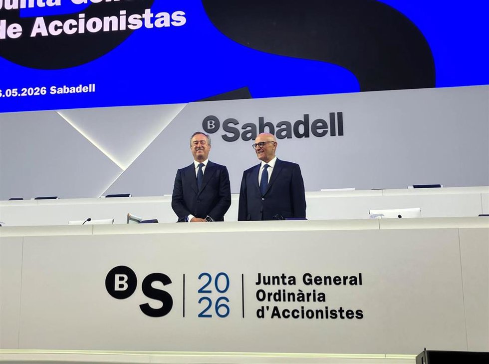 El consejero delegado saliente de Banco Sabadell, César González-Bueno, y el presidente, Josep Oliu