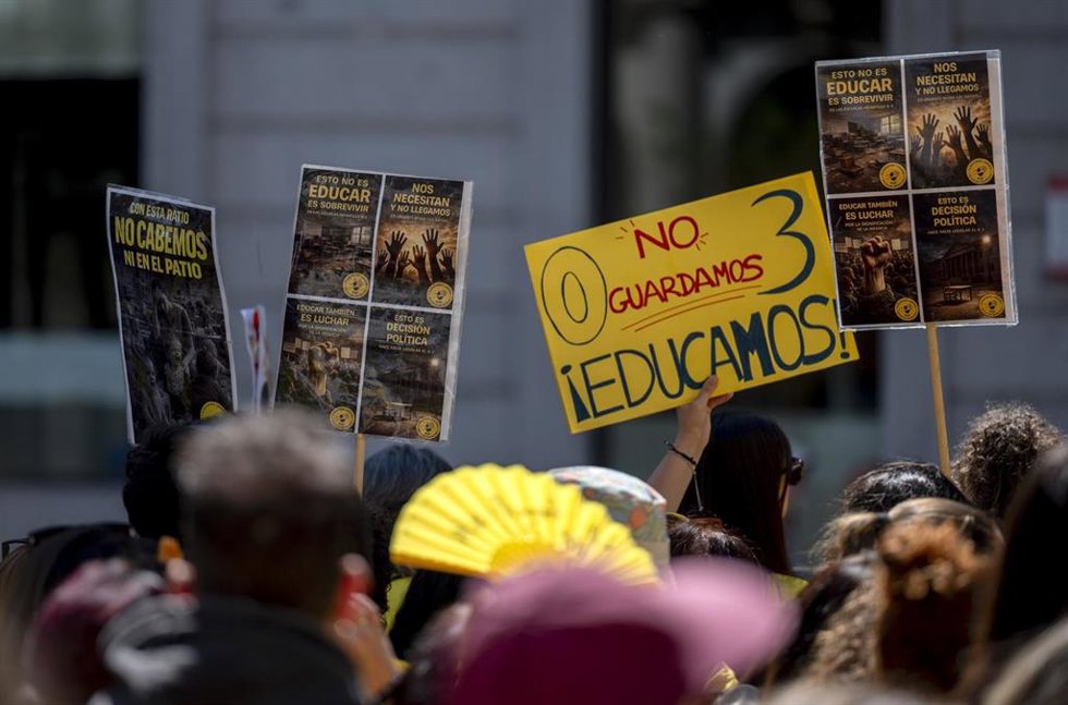 Varias pancartas durante una concentración de docentes de escuelas infantiles frente a la Consejería de Educación, Ciencia y Universidades, a 15 de abril de 2026, en Madrid (España). Desde el martes 7 de abril, las escuelas infantiles de la Comunidad de M