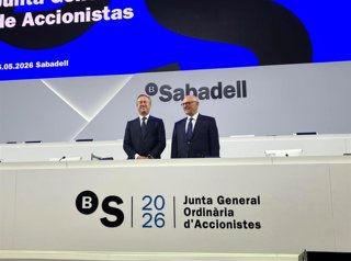 El consejero delegado saliente de Banco Sabadell, César González-Bueno, y el presidente, Josep Oliu