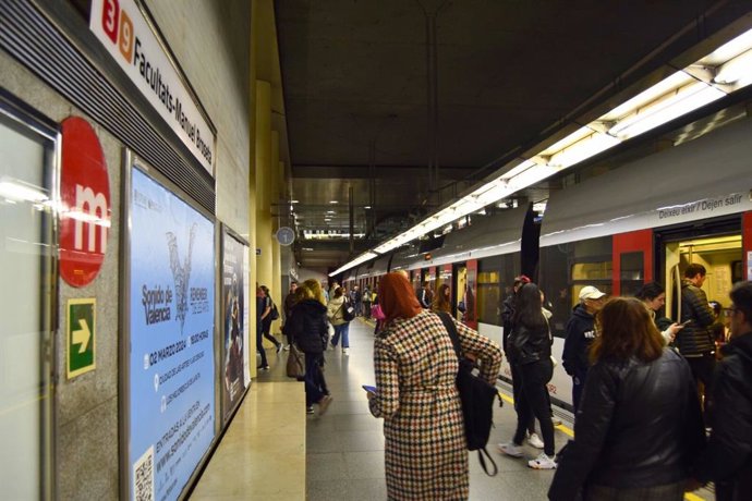 Archivo - Arxiu - Viatgers de Metrovalencia ena stación Facultat-Manuel Broseta en imatge d'arxiu
