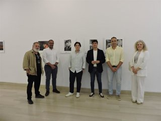 Foto de familia tras la inauguración de la muestra Premios LUX de la Asociación de Fotógrafos Profesionales de España, en la Casa de la Provincia.