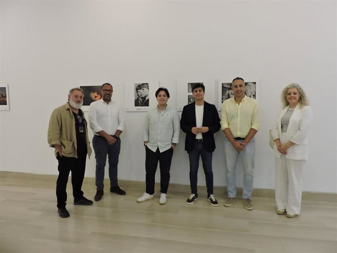 Foto de familia tras la inauguración de la muestra Premios LUX de la Asociación de Fotógrafos Profesionales de España, en la Casa de la Provincia.