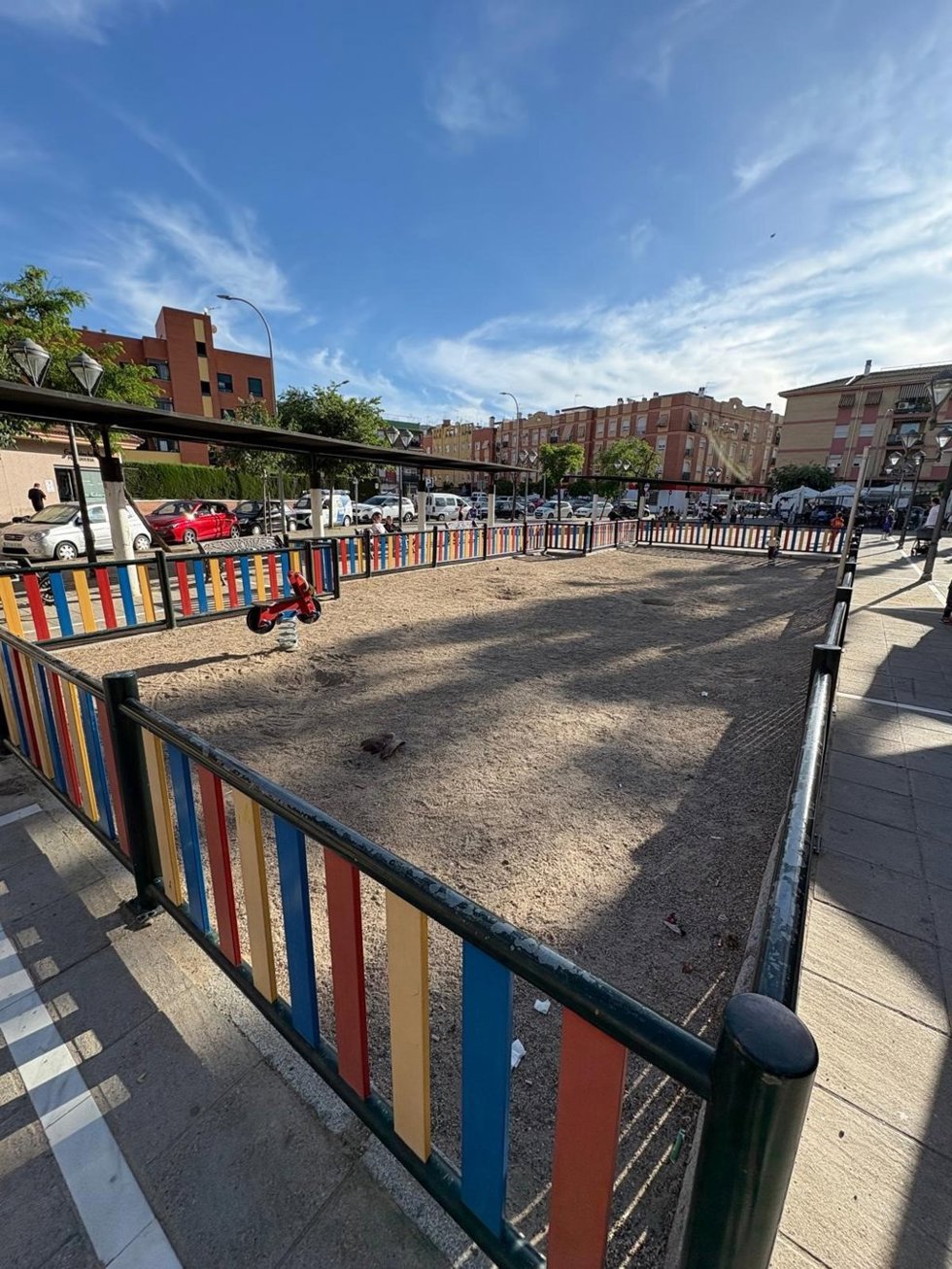 La asociación de consumidores Facua critica el estado en el que se encuentra el parque infantil de la calle Historiador Jaén Morente del barrio de Fátima de la capital cordobesa.