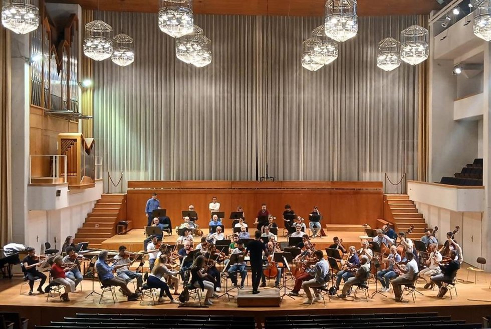 Archivo - La Orquesta Ciudad de Granada presenta por primera vez en Granada (8 de mayo en el auditorio Manuel de Falla) y Sevilla (domingo 10 de mayo en el Teatro de la Maestranza) la opera 'El barbero de Sevilla' en su versión de concierto.
