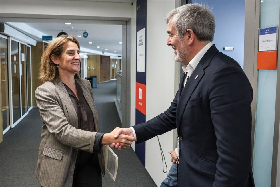 La comisaria europea Teresa Ribera saluda al presidente de Canarias, Fernando Clavijo, en una reunión para abordar la exención de tasas de emisión para las islas después de 2030