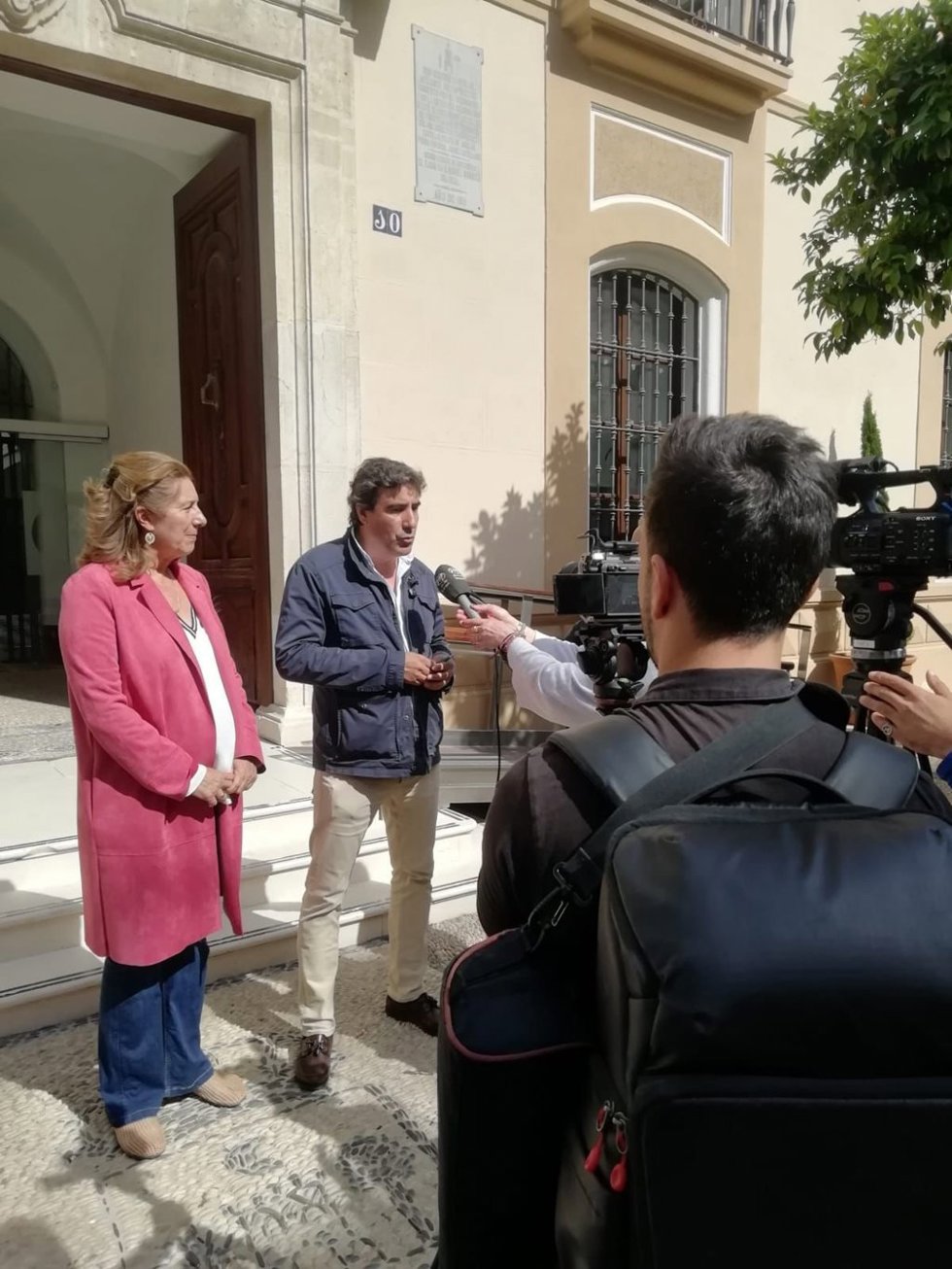 El número dos de Vox por Córdoba al Parlamento andaluz, Juan José Coca, atiende a los medios en Montilla.