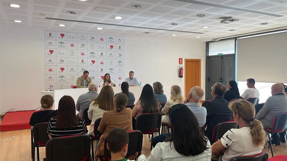 La candidata del PP al Parlamento andaluz Carmen Castillo mantiene un encuentro con representantes de la comunidad educativa.