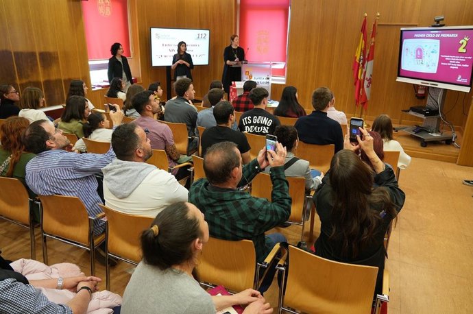 Entrega de los premios del concurso '¿Qué es para ti el 1-1-2i?'.