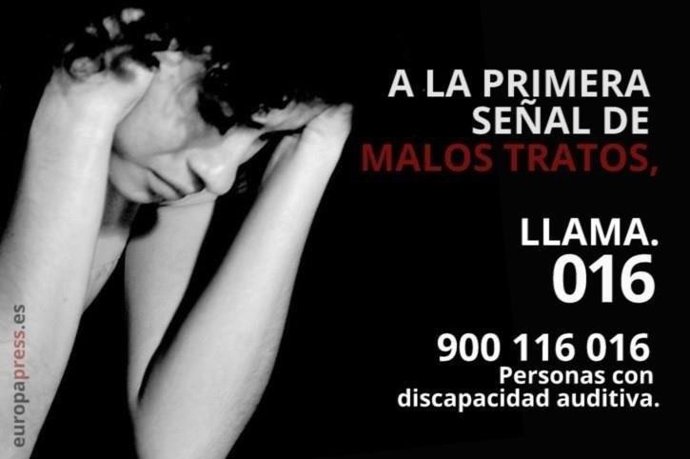 Archivo - Cartel informativo del teléfono de asistencia para denunciar los malos tratos en el ámbito familiar