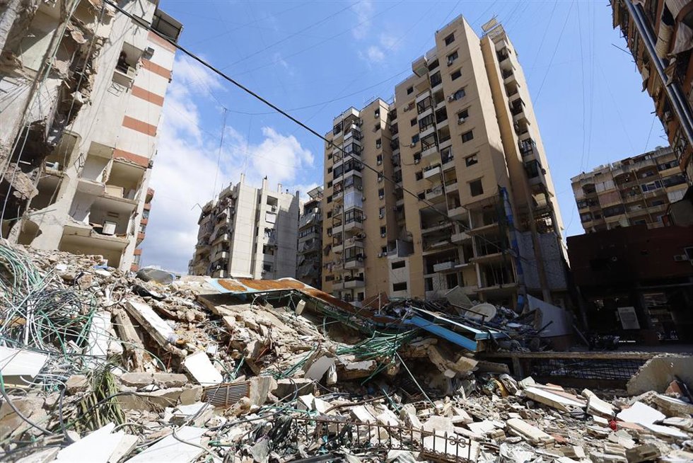 Escombros por ataques de Israel contra los suburbios de Beirut