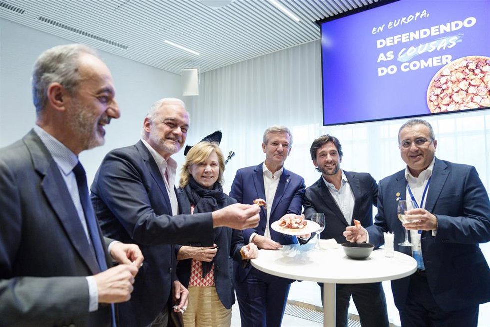 Celebración de la primera 'feira' gallega en el Parlamento Europeo, organizada por el PP y con la participación del presidente del PP, Alfonso Rueda, y el eurodiputado Adrián Vázquez, entre otros.