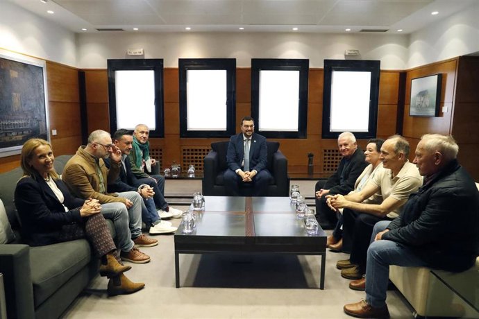 El presidente del Principado de Asturias, Adrián Barbón con los secretarios generales de UGT, Pepe Álvarez, y UGT Asturias, Javier Fernández Lanero, y a las personas y entidades distinguidas con los Premios Primero de Mayo 2026.