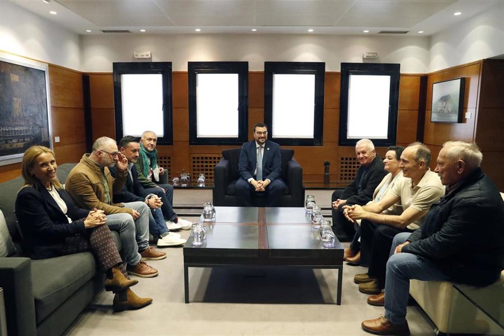 El presidente del Principado de Asturias, Adrián Barbón con los secretarios generales de UGT, Pepe Álvarez, y UGT Asturias, Javier Fernández Lanero, y a las personas y entidades distinguidas con los Premios Primero de Mayo 2026.