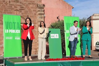 La secretaria de Organización de la Comisión Ejecutiva Federal del PSOE, Rebeca Torró (segunda por la izda.), en el acto público celebrado en Pedro Abad.