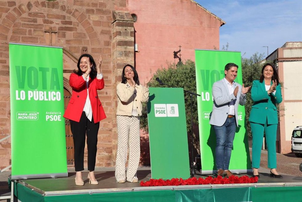 La secretaria de Organización de la Comisión Ejecutiva Federal del PSOE, Rebeca Torró (segunda por la izda.), en el acto público celebrado en Pedro Abad.