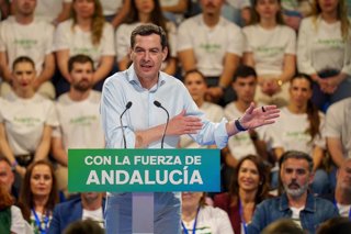El presidente del PP de Andalucía y candidato a la reelección a la Presidencia de la Junta, Juanma Moreno, y el vicesecretario de Coordinación Autonómica y Local y Análisis Electoral del PP, Elías Bendodo durante el mitin en Torremolinos. A 6 de mayo de 2