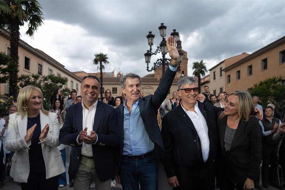 El presidente del Partido Popular, Alberto Núñez Feijóo, durante un mitin en la campaña electoral andaluza, celebrado en Guadix (Granada), a 6 de mayo de 2026.