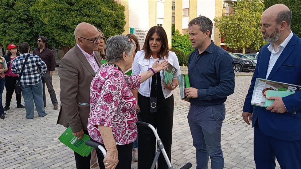 La portavoz de campaña del PSOE-A para las elecciones del 17 de mayo y candidata por Jaén, Ángeles Férriz, durante el reparto electoral.