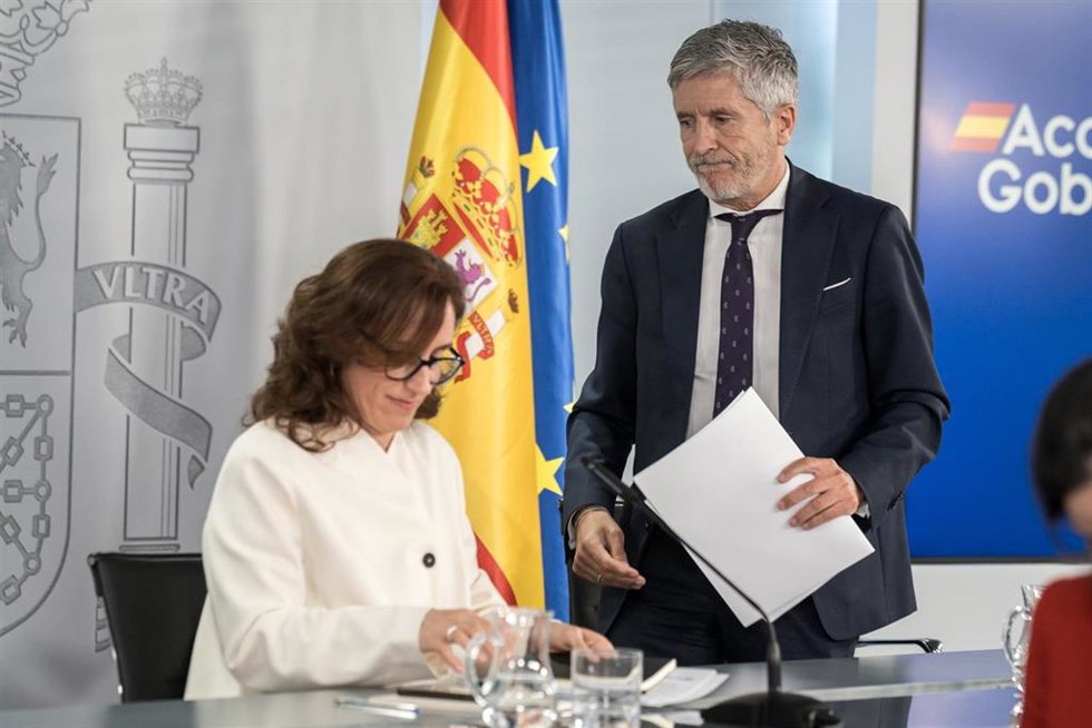 La ministra de Sanidad, Mónica García, y el ministro del Interior, Fernando Grande-Marlaska, a su salida de una rueda de prensa, en el Complejo de la Moncloa