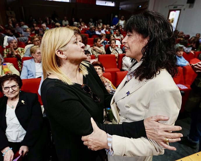 La ministra de Igualdad, Ana Redondo (d), conversa durante el acto-homenaje dedicado a las mujeres imprescindibles de la lucha vecinal en Valladolid, en el Centro Cívico Pilarica, a 6 de mayo de 2026, en Valladolid, Castilla y León (España)