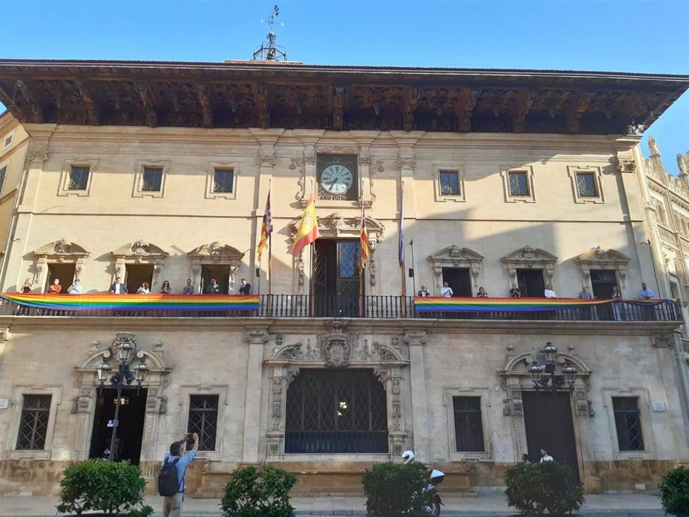 Archivo - El Ayuntamiento de Palma con la bandera LGTBI por el Día del Orgullo 2020.