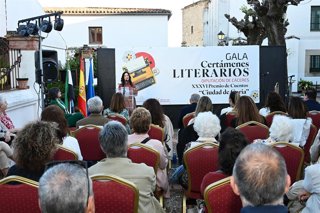 Gala del fallo del XXXVI Premio Cuentos Ciudad de Coria que ha ganado el gaditano Milagros Moisés González