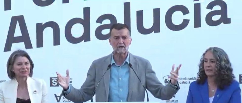 Antonio Maíllo, entre Francisca Herrador y Rosa Maria Rodríguez, durante su intervención en el acto electoral en Montilla (Córdoba).