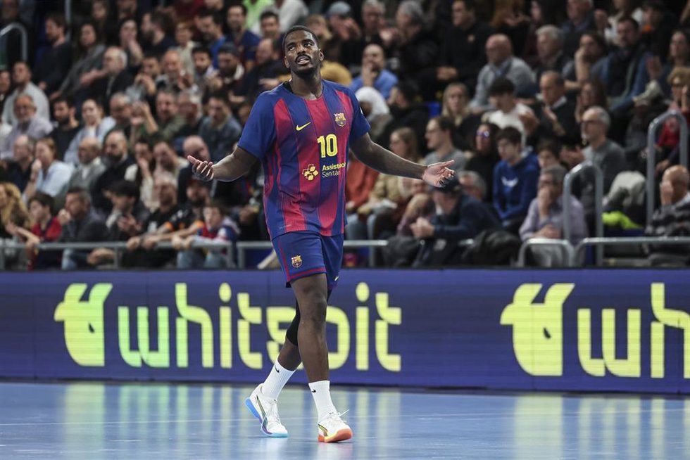 Archivo - Dika Mem, en un partido con el FC Barcelona.