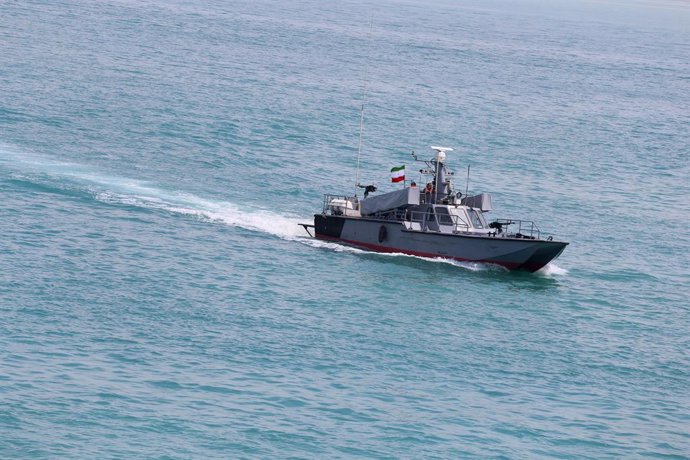 Archivo - Arquivo - 29 de abril de 2024, Golfo Pérsico, Bushehr, Irã: Uma lancha do Corpo da Guarda Revolucionária Islâmica (IRGC) navega pelo Golfo Pérsico durante o desfile naval do IRGC para comemorar o Dia Nacional do Golfo Pérsico, nas proximidades d