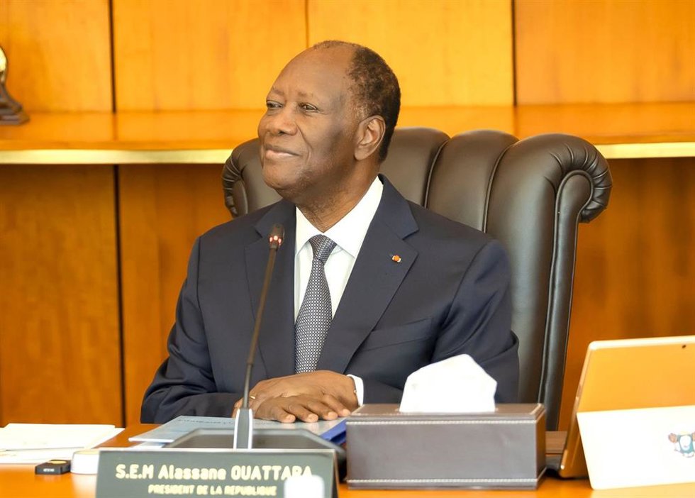 Archivo - El presidente marfileño, Alassane Ouattara, asiste a la primera reunión de gabinete del nuevo gobierno en Abiyán, Costa de Marfil, el 24 de enero de 2026