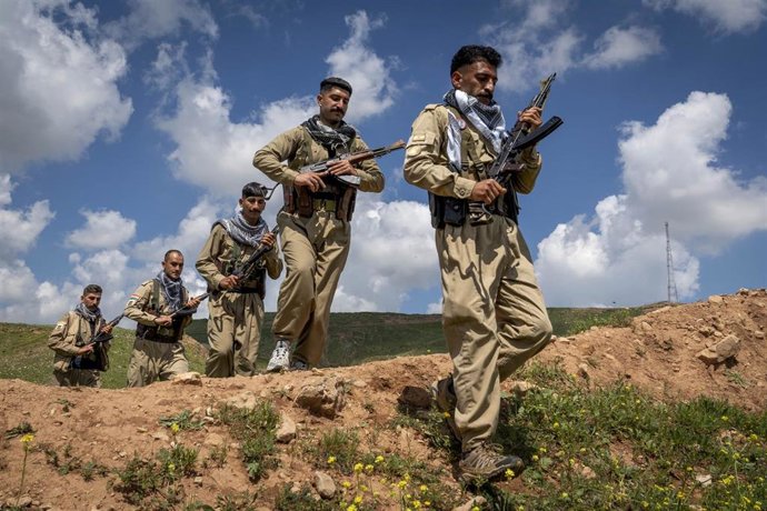 Archivo - Miembros armados del Partido Democrático del Kurdistán Iraní (PDKI) entrenan en el campo cerca de una de sus bases en Koya, Kurdistán iraquí