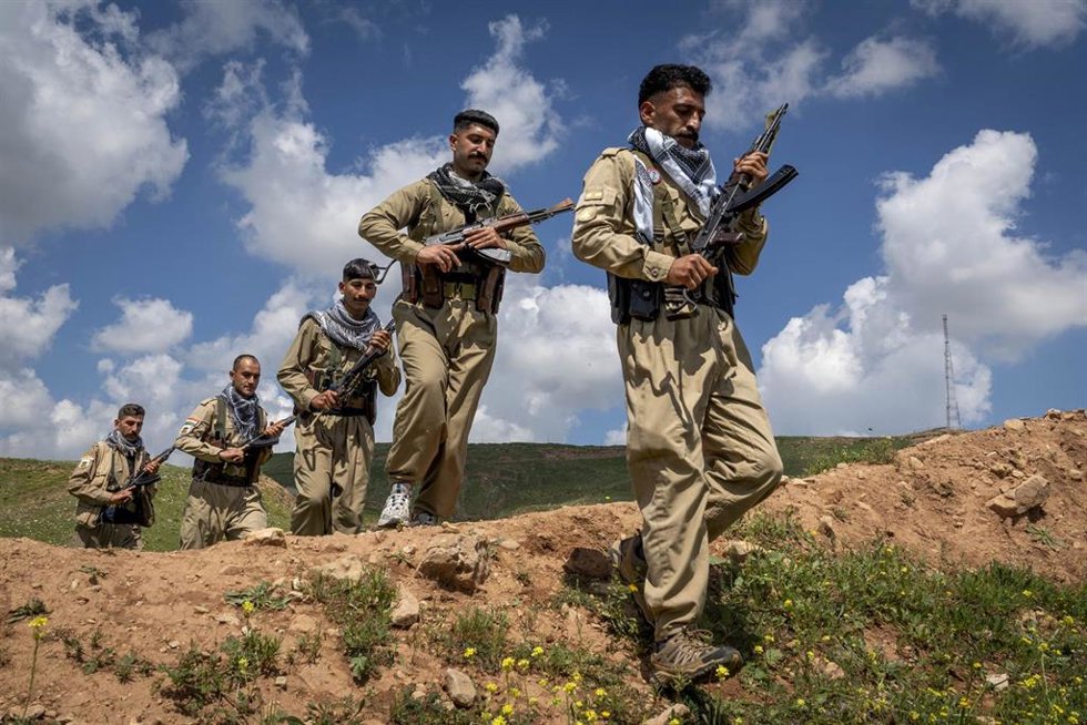 Archivo - Miembros armados del Partido Democrático del Kurdistán Iraní (PDKI) entrenan en el campo cerca de una de sus bases en Koya, Kurdistán iraquí