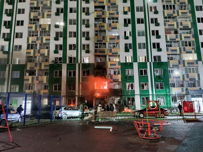 Archivo - Arquivo - RÚSSIA, TVER - 12 DE DEZEMBRO DE 2025: O local da explosão em um prédio de apartamentos após um drone das Forças Armadas da Ucrânia ter sido abatido pelos sistemas de defesa aérea russos. Sete pessoas, incluindo uma criança, ficaram fe