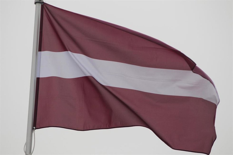 Archivo - Bandera de Letonia en San Petersburgo, Rusia (archivo)