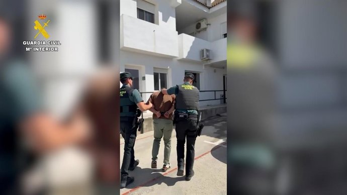 Momento en que agentes de la Guardia Civil detienen a uno de los dos acusados por un incendio en Moguer (Huelva).