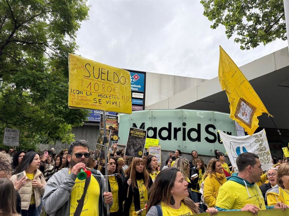 Manifestación de las escuelas infantiles frente a la Asamblea de Madrid.