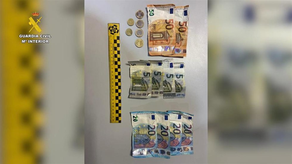 Objetos decomisados en la operación de la Guardia Civil.