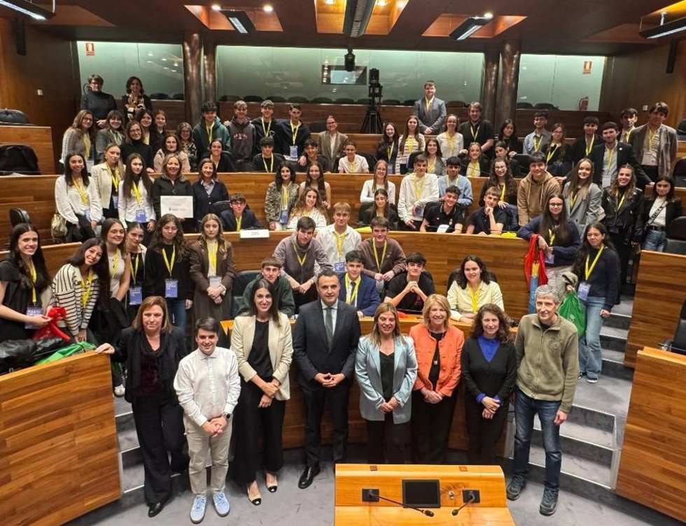 Hacienda celebra en la Junta el Día de Europa con la recreación de un pleno con estudiantes de varios colegios e institutos asturianos
