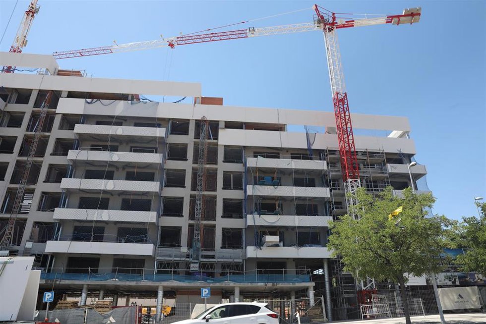 Archivo - Edificio de viviendas en construcción en Madrid 