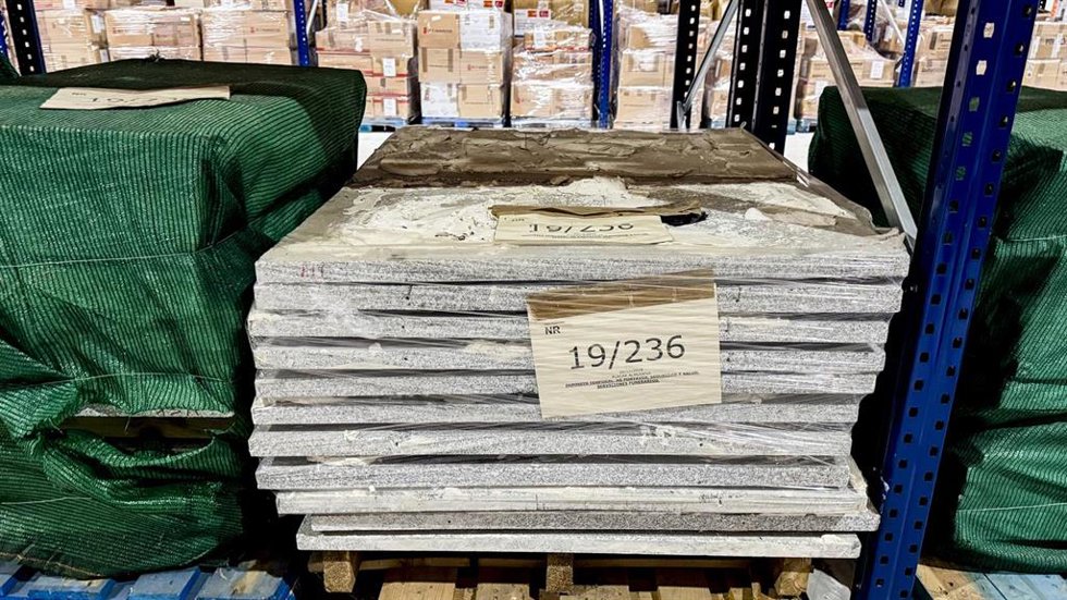 Las placas con nombres de asesinados por franquismo que están apiladas en cajas en el Almacén de la Villa.