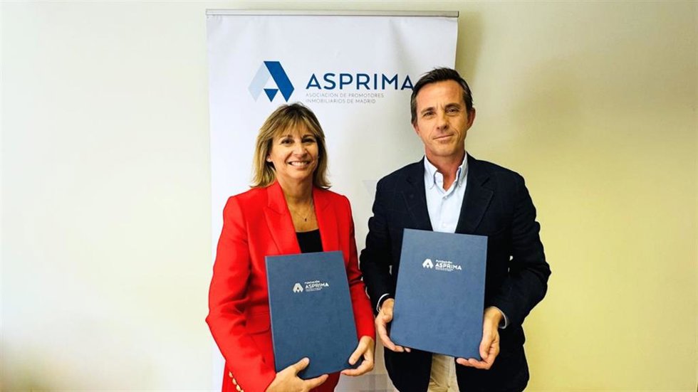 La presidenta de Asprima, Carolina Roca y el director comercial de Porcelanosa Grupo, Héctor Colonques García-Planas.
